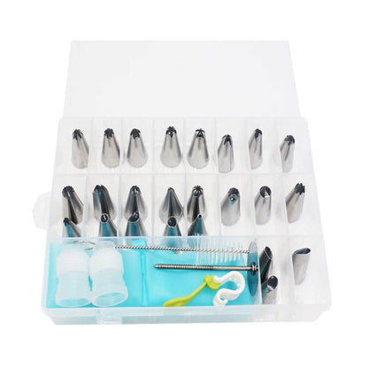 An icing decorating set neatly arranged in a transparent storage case, featuring a variety of stainless steel nozzles, couplers, flower nails, a cleaning brush, and pastry bags, perfect for creating intricate designs on cakes, cupcakes, and cookies.